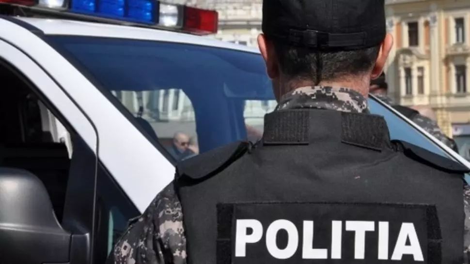 Scandal în Oradea. Femeie încătușată pe stradă. Amendă uriașă pentru injurii și nepurtarea măștii corespunzător - VIDEO