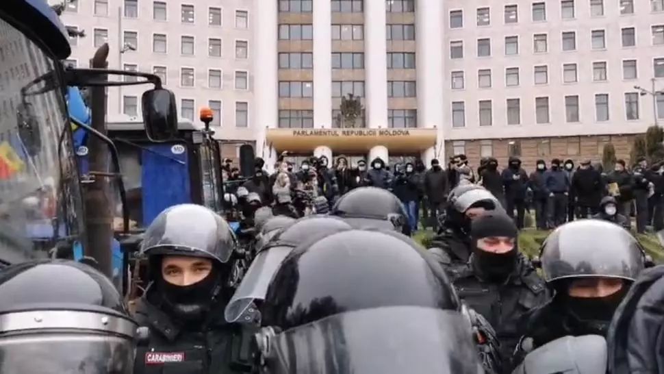Proteste de amploare în Republica Moldova, la comanda rușilor. Manifestanții, luați pe sus de forțele de ordine - VIDEO