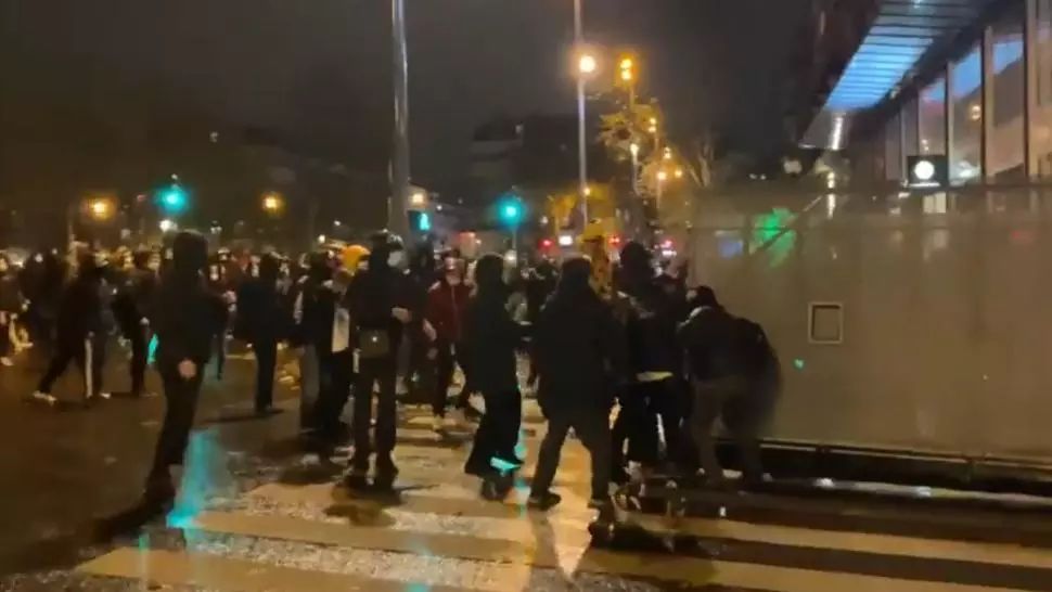 VIDEO Zeci de oameni arestați la protestele violente din Paris, față de un proiect de lege care vizează siguranța națională