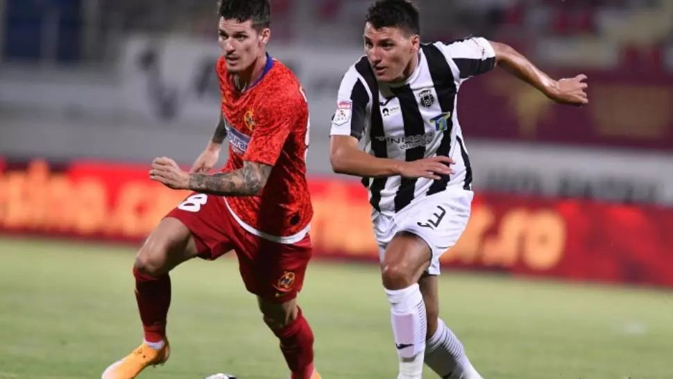 FCSB l-a transferat pe Radunovic, dar nu se poate folosi de el! Cum ratează fundaşul pregătirea cu echipa