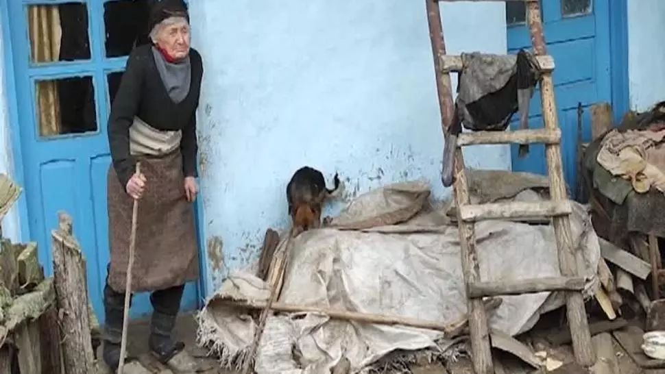 Crăciunul bătrânilor uitați în sate pustii: tanti Gherghina, trecută prin toate greutățile vieții, dar abandonată de autorități
