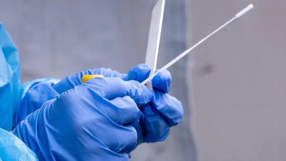 Şcolile gimnaziale şi colegiile din Anglia vor efectua săptămânal teste pentru COVID-19