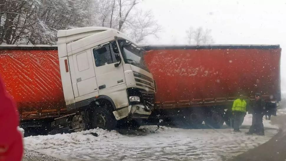 Zăpada face ravagii pe drumurile din țară: Tir derapat în județul Constanța. S-a circulat în coloană