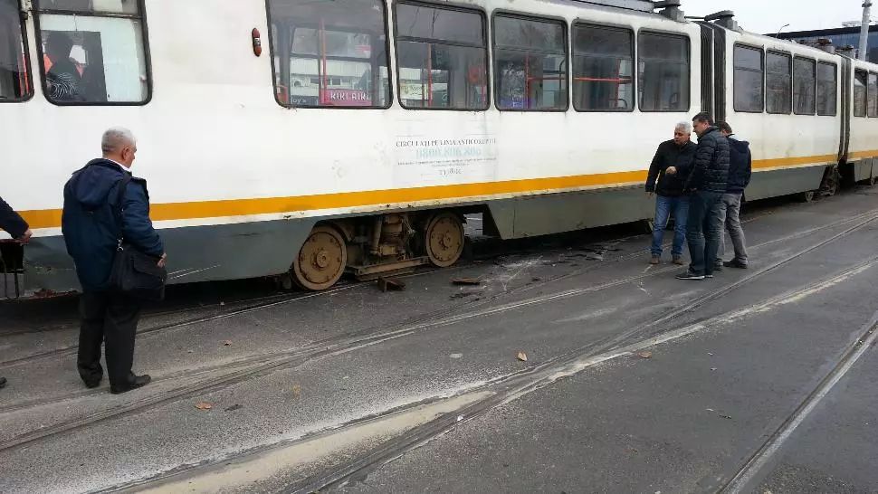 Un tramvai cu pasageri a deraiat în nordul Capitalei în urma unui accident cu o mașină de lux! Două persoane sunt rănite