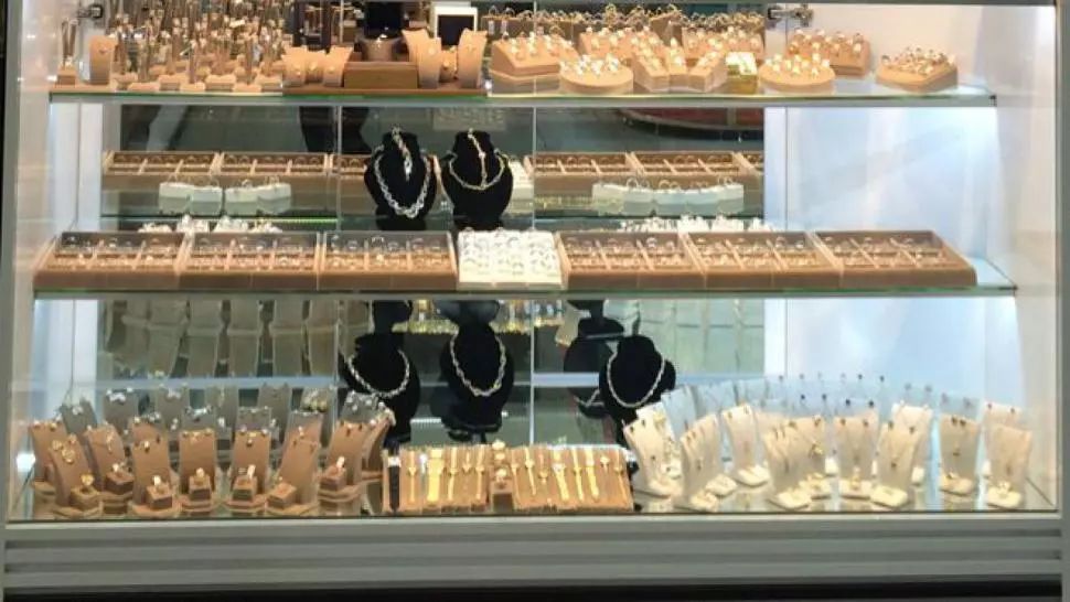 A fost prins românul care spărgea cu toporul și ciocanul magazinele de bijuterii din Paris