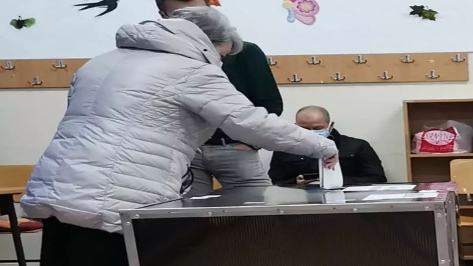 Alegeri parlamentare 2020. Angajații unei primării din Dolj, surprinși când influențau votanții. Ce amendă au primit