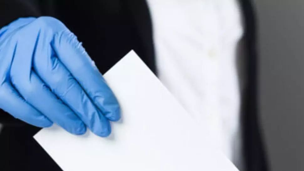 Primarul unei localități din județul Brăila surprins când oferea bunuri și bani alegătorilor