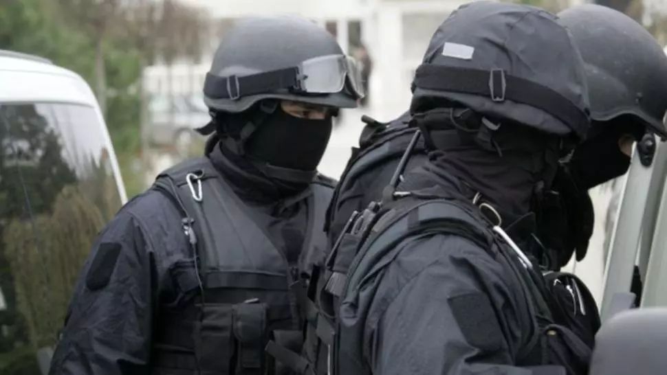 VIDEO/ Percheziții la Cluj, într-un dosar de criminalitate informatică. Două persoane, arestate