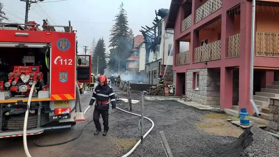 Incendiu devastator la o vilă din Băile Tușnad: peste 40 de pompieri au intervenit 
