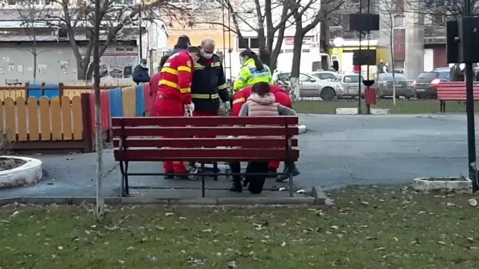 Scene de coșmar într-un parc din Alexandria: o mamă ieșită cu copilul la aer a fost înjunghiată