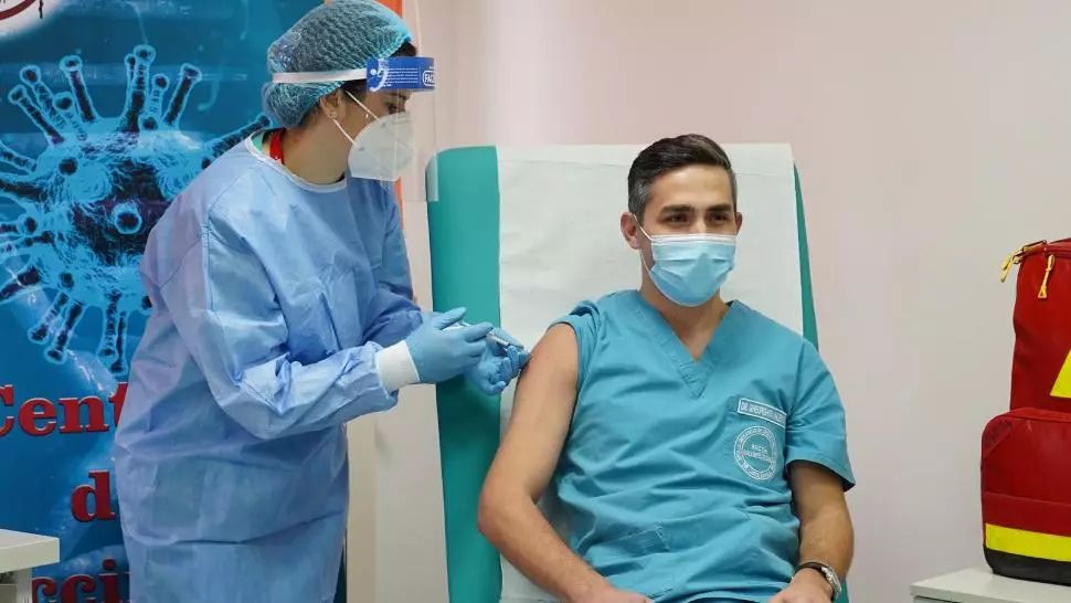 Valeriu Gheorghiță, coodonatorul Campaniei naţionale de vaccinare antiCovid, s-a imunizat: "Doar împreună putem ieși din această pandemie și să ne întoarcem la viața normală"
