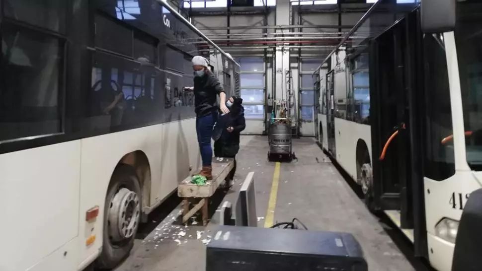 Vehiculele STB pe care scrie „Primăria Capitalei” vor fi decolantate. Explicația lui Nicușor Dan