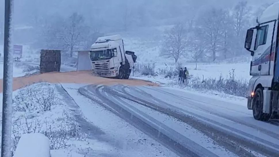 Trafic îngreunat pe DN13, în județul Brașov, din cauza unui TIR răsturnat!