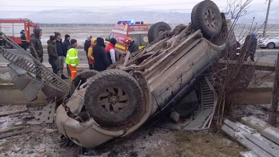 Accident grav, în Vaslui: 3 victime, după ce s-au răsturnat cu mașina