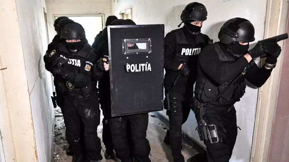 VIDEO | Descinderi în forță la traficanți de droguri, în Capitală - Interlopi puși la pământ de mascați. Informație BOMBĂ despre cumpărători