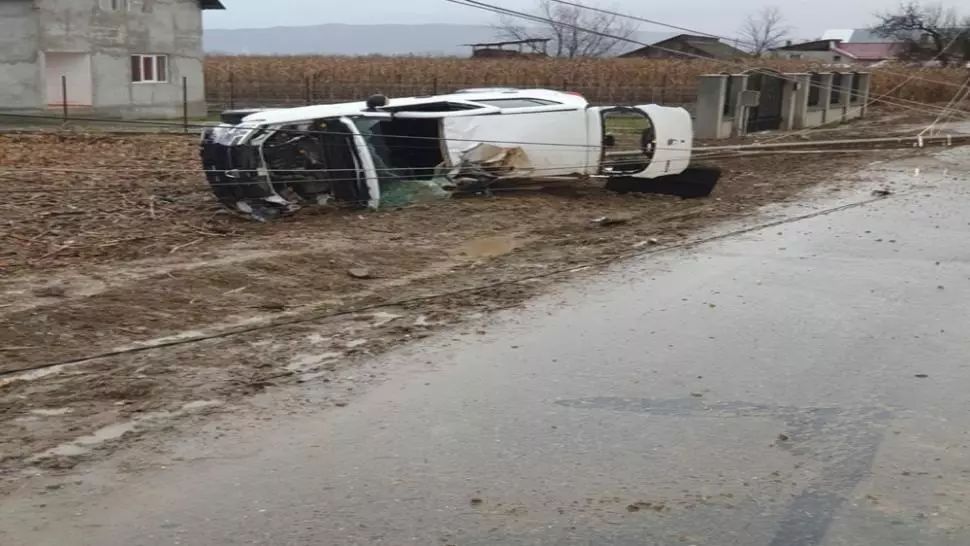 FOTO/ Grav accident în județul Cluj! Tânăr rănit după ce a intrat cu mașina într-un stâlp