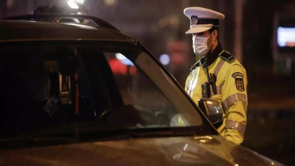 Un tânăr de 22 de ani, care trebuia să fie în carantină, se plimba cu mașina prin Galați în toiul nopții