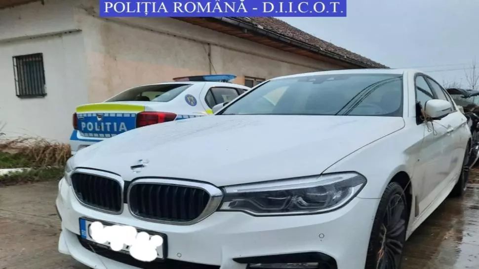 FOTO/ Grupare de proxeneți destructurată la Călărași. Sume URIAȘE de bani, confiscate 