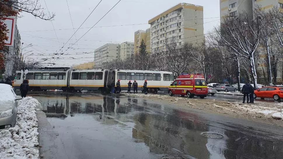 Incident în traficul bucureștean: Tramvai deraiat în zona Colentina. Vehiculul s-ar fi rupt de la jumătate 