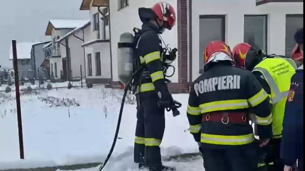 VIDEO/ Explozie la o gură de vizitare a unui canal de alimentare cu apă de la o Stația de Gaz din Bistrița! Un bărbat a ajuns la spital