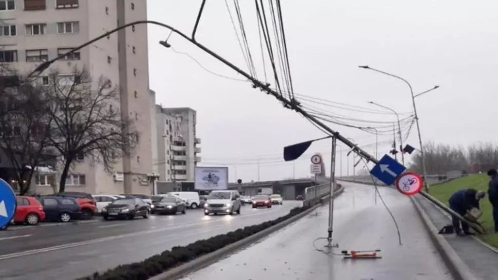 Natura se dezlănțuie: Stâlp rupt și tabla de pe acoperiș smulsă de vântul puternic, în Satu Mare