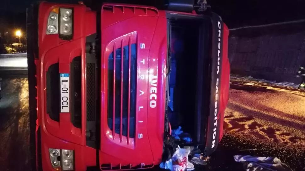 Trafic îngreunat pe DN1, după ce un TIR încărcat cu porumb s-a răsturnat