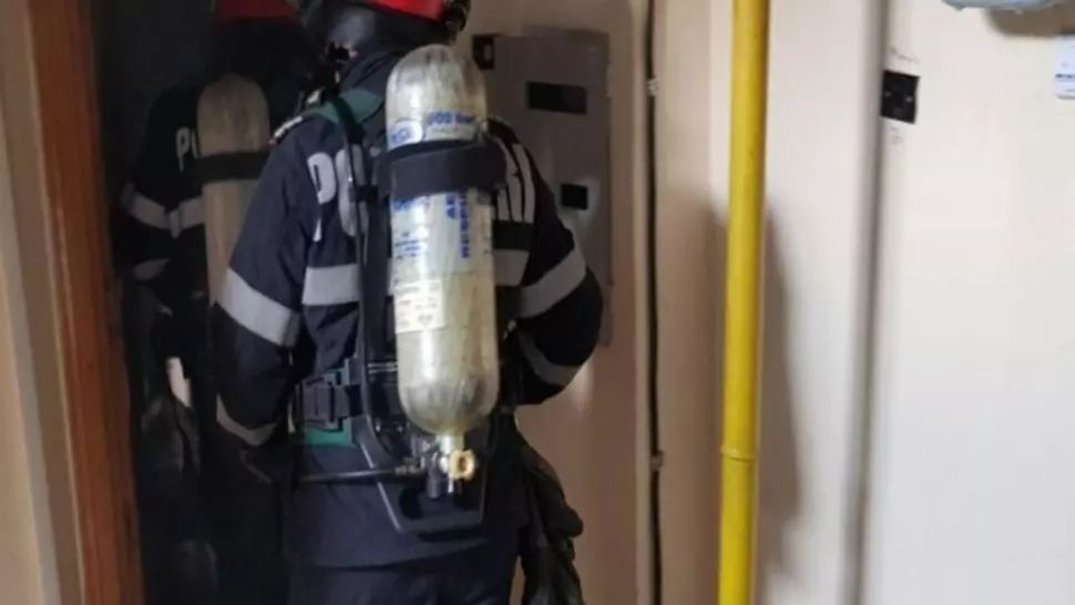 Incendiu violent într-un bloc din Galați, un bărbat a fost cuprins de flăcări