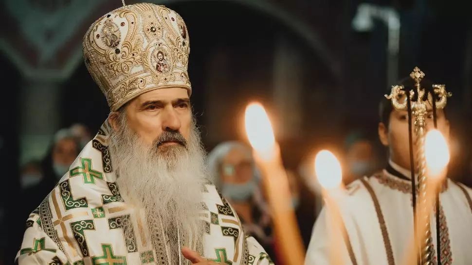 Poți să bei apă sfințită de Bobotează dacă fumezi? O nouă dispută intensă în sânul Bisericii Ortodoxe Române