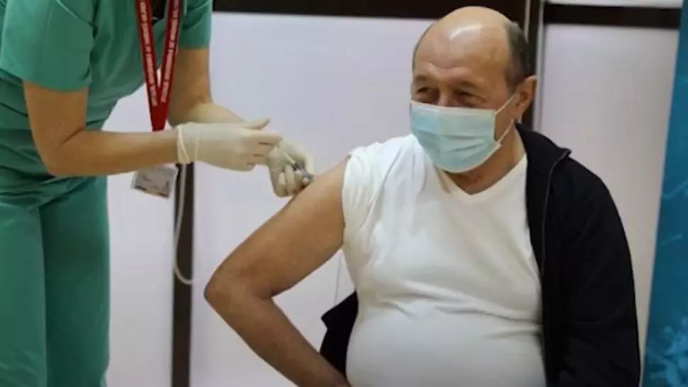VIDEO Traian Băsescu s-a vaccinat anti-Covid. Ca de obicei, fostul președinte a fost pus pe glume