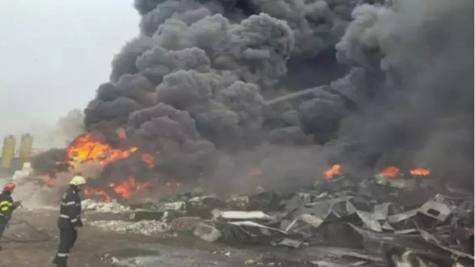 Aproximativ 24 de ore de intervenție dificilă pentru lichidarea incendiului de la depozitul de frigidere din județul Buzău