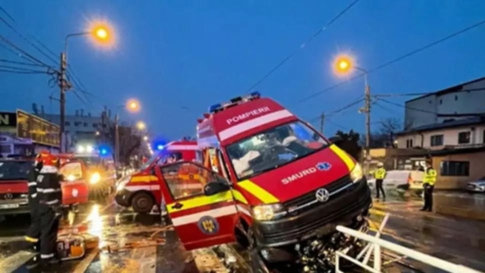 GALERIE FOTO&VIDEO Accident GRAV în Capitală. O ambulanță a intrat pe refugiul de tramvai: Trei persoane au ajuns de urgență la spital
