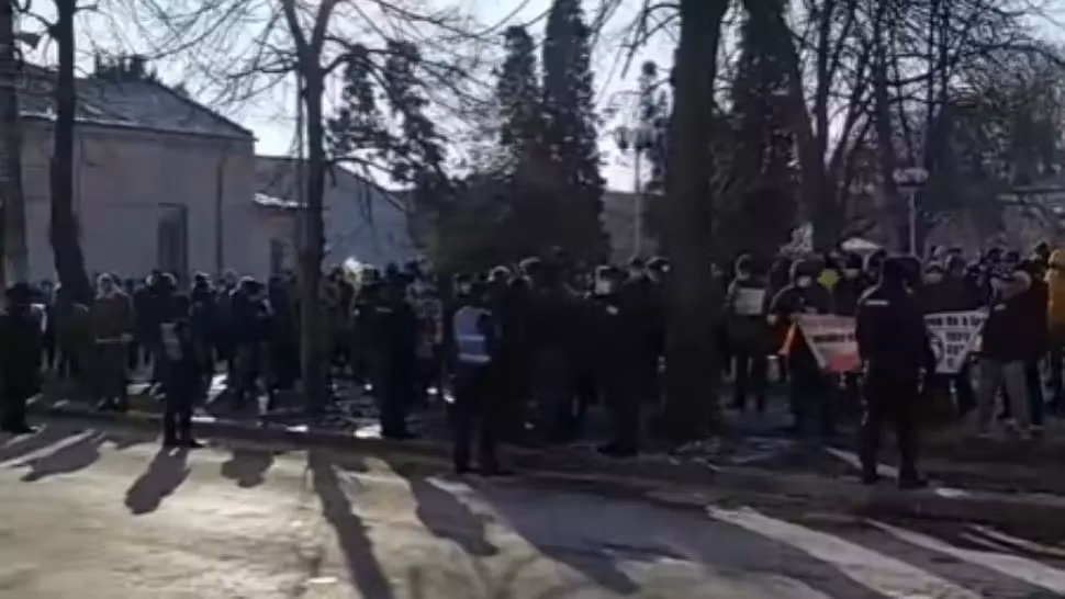 VIDEO/ Protest în ger, în fața primăriei din Galați. Ce îi nemulțumește pe oameni