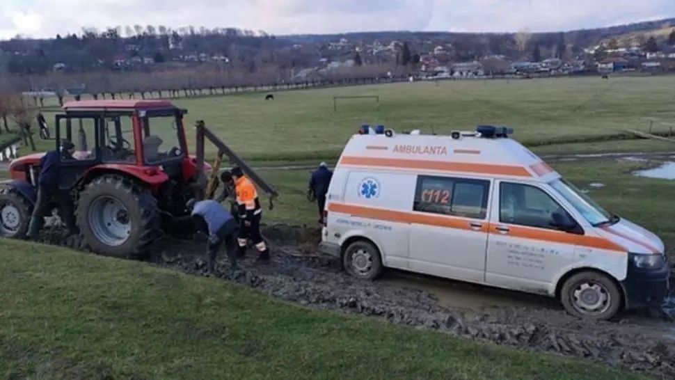 Ambulanță aflată în misiune, împotmolită în noroi, la Vaslui 