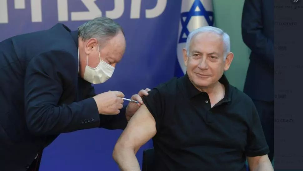 Benjamin Netanyahu și ministrul Sănătății, Yuli Edelstein, primii doi israelieni care primesc cea de-a doua doză din vaccinul antiCovid