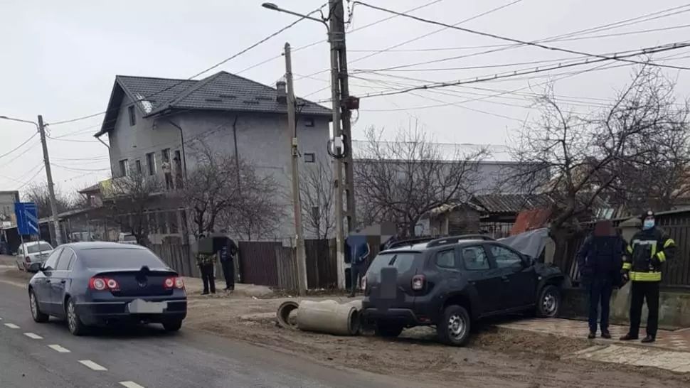 FOTO/ Impact frontal pe o șosea din județul Ialomița: Trei răniți, unul transportat la spital