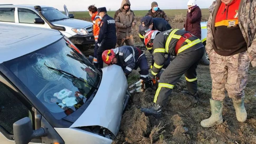 Accident în Insula Mare a Brăilei: șase persoane s-au răsturnat cu mașina. Elicopter SMURD solicitat să intervină - FOTO