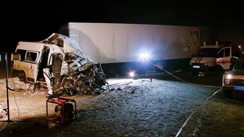VIDEO Accident rutier CUMPLIT în Rusia: cel puțin 12 morți și 12 răniți după ciocnirea violentă dintre un TIR și un microbuz 