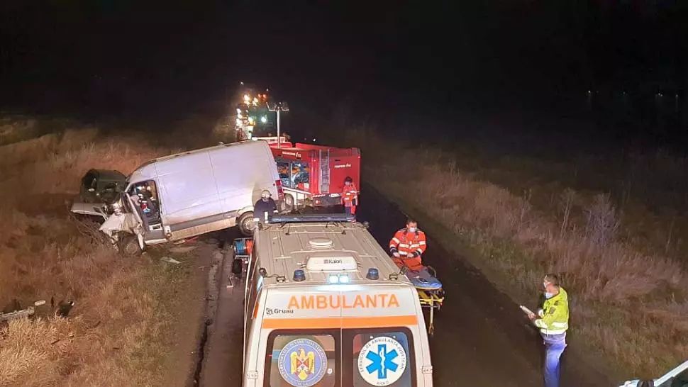 FOTO Accident teribil în vestul țării, trei persoane încarcerate 