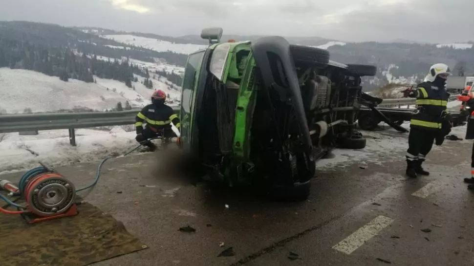 FOTO Accident teribil în Suceava: doi oameni au murit, prinși sub un microbuz. Ipoteză șocantă privind cauza tragediei 
