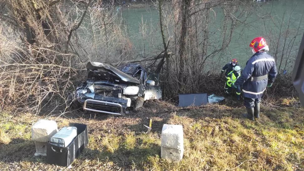 Accident auto grav. S-au răsturnat cu mașina în albia râului. Cei doi pasageri sunt răniți, dar au scăpat cu viață