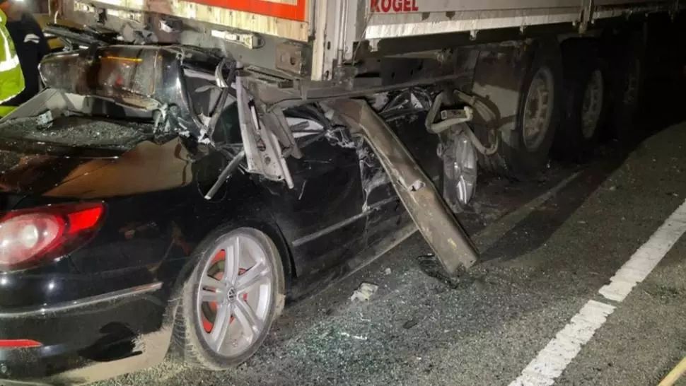 Sfârșit tragic pentru un tânăr de 25 de ani. A murit după ce a intrat cu mașina sub un TIR