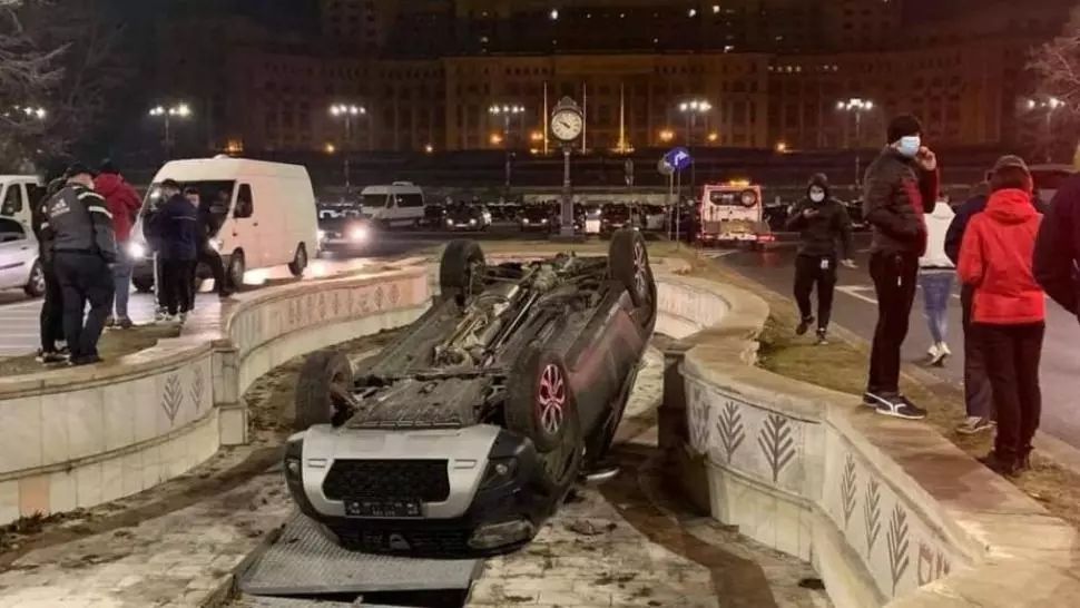 Trei mașini au ajuns în fântânile din București - Accidente în lanț în centrul Capitalei
