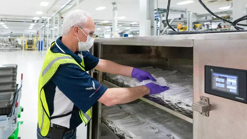 Pot fi OBLIGAȚI angajații să se vaccineze anti-Covid? Ce spun specialiștii