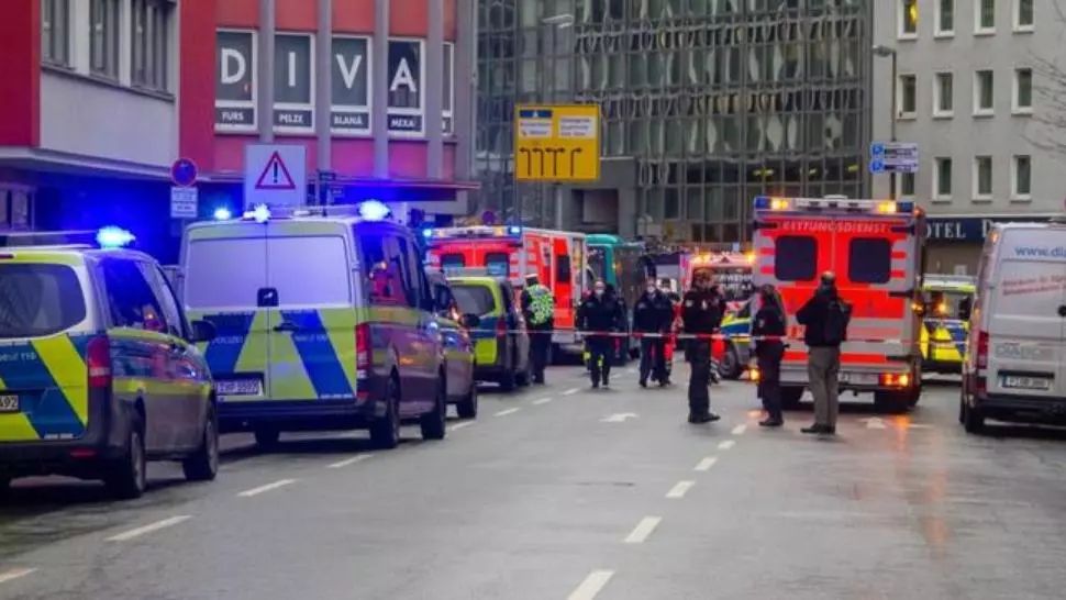 ATAC cu cuțitul la Frankfurt! Mai multe persoane au fost rănite grav - Un prim suspect, arestat de Poliție 