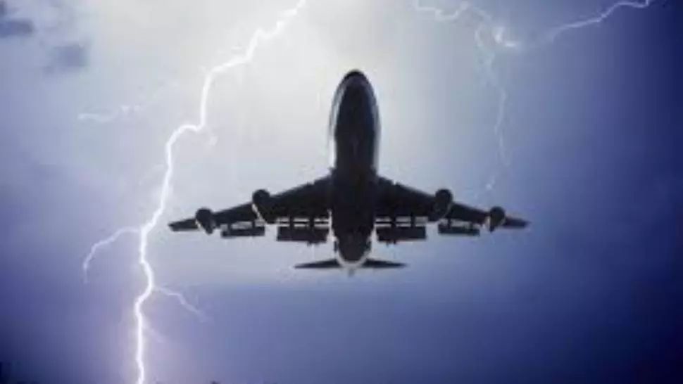 Avion în care se aflau pasageri români, lovit de fulger la decolarea din Italia