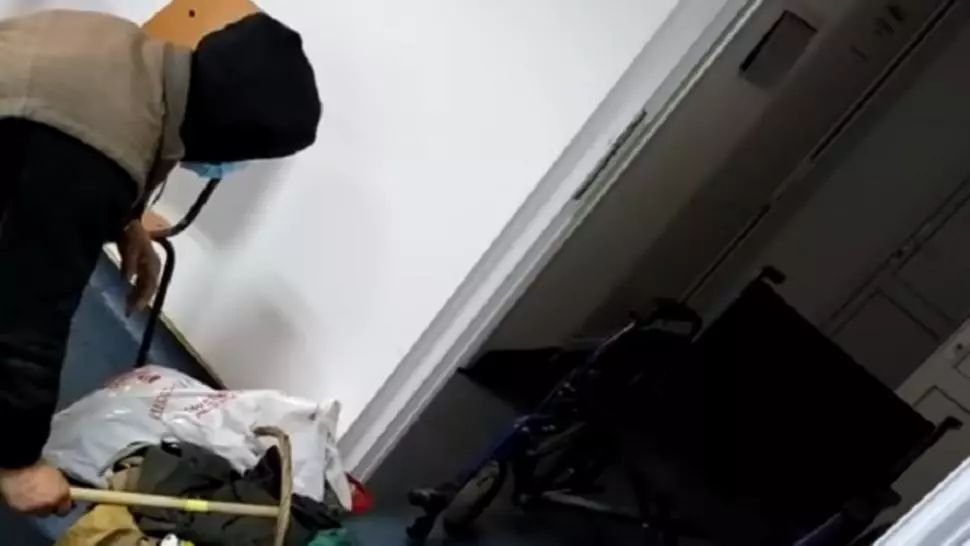 VIDEO Un medic și o asistentă, amendaţi în cazul bătrânului umilit pe holurile Spitalului Corabia