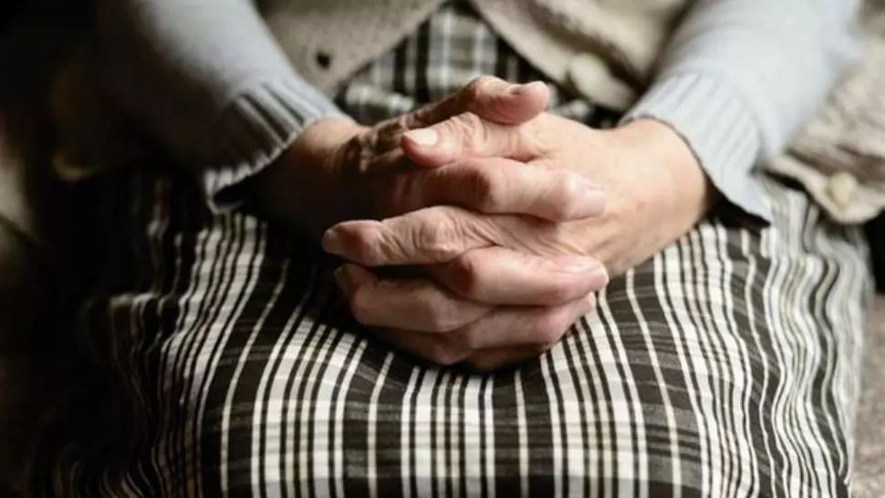 O bătrână a murit în fața spitalului, așteptând o scrisoare medicală: ”Mai aveam nevoie de o ștampila rotundă”