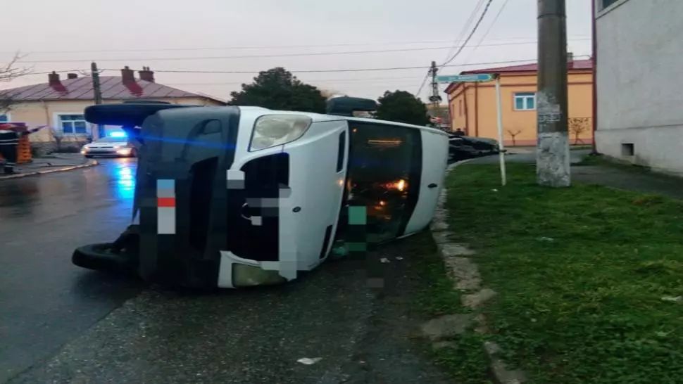 Accident grav, în Turnu Măgurele: un microbuz cu pasageri s-a răsturnat