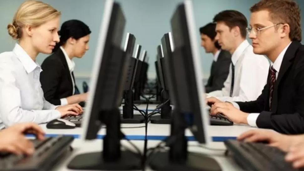 Angajatorul va plăti facturile la utilităţi pentru angajaţii care lucrează de acasă. Câţi bani poți primi lunar