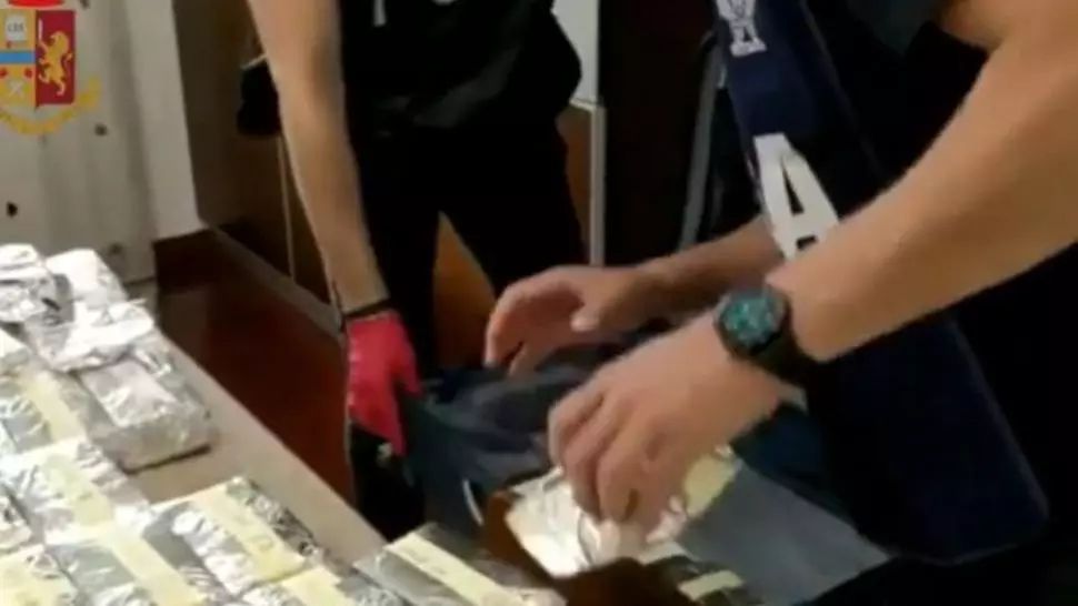 VIDEO Imagini halucinante, milioane de euro în pereții unei vile din Vâlcea